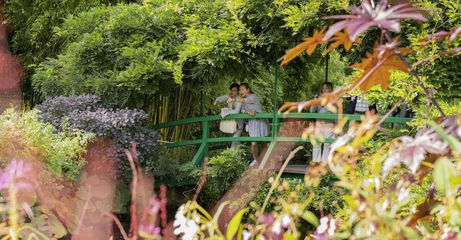 Paris: Giverny & Versailles Small Group or Private Tour - Group Size, Language, and the Feel of the Day