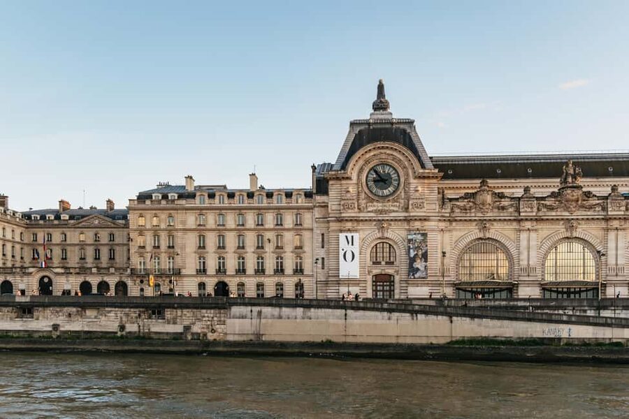 Paris: Gourmet Dinner Cruise on Seine River with Live Music - Live music in a lounge atmosphere, then dancing with the DJ