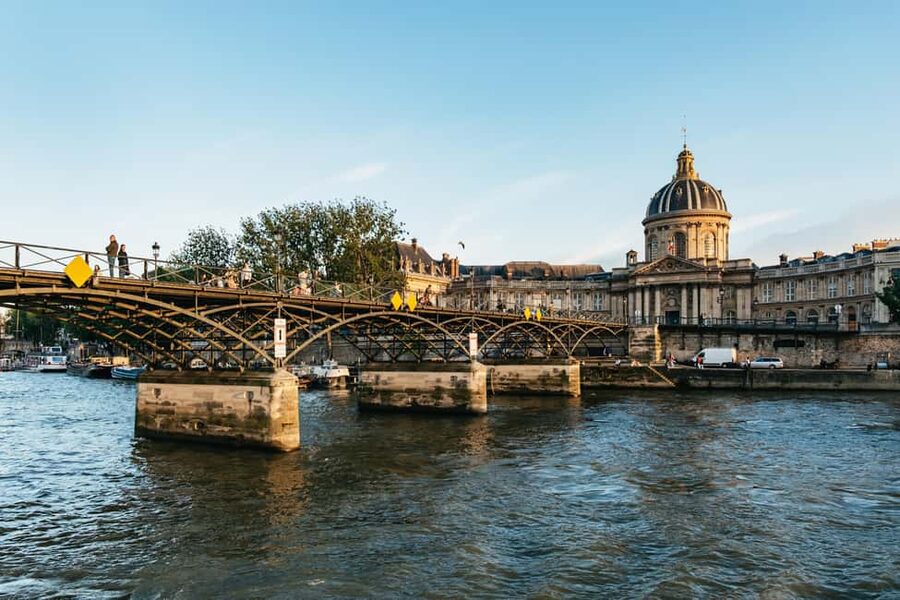 Paris: Gourmet Dinner Cruise on Seine River with Live Music - Cruising past Paris lights: stop-by-stop viewpoints