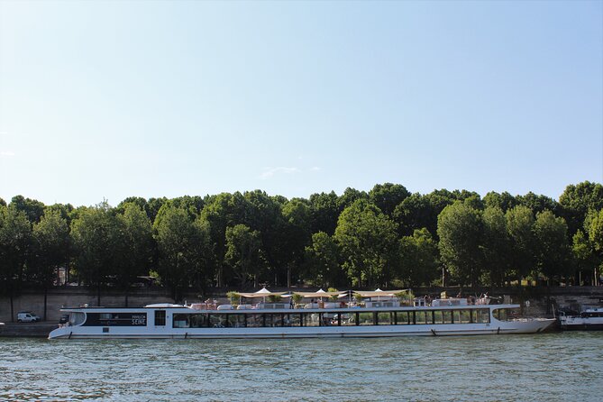Paris Gourmet Dinner Seine River Cruise with Singer and DJ Set - What’s included: gourmet menu, rooftop access, and the music show