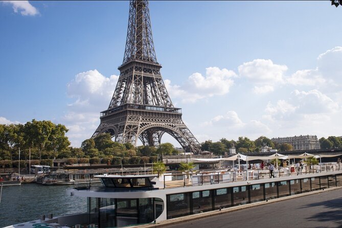 Paris Gourmet Dinner Seine River Cruise with Singer and DJ Set - Food and drinks: good meal structure, uneven quality, and the alcohol question