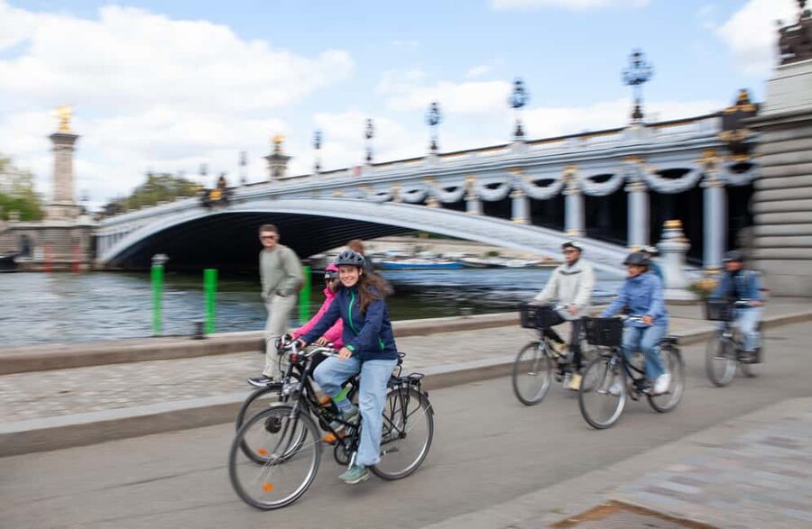 Paris: Guided Bike Tour of Must-See Sights - The Seine highlights loop: Pont Neuf, Louvre, and Tuileries Gardens