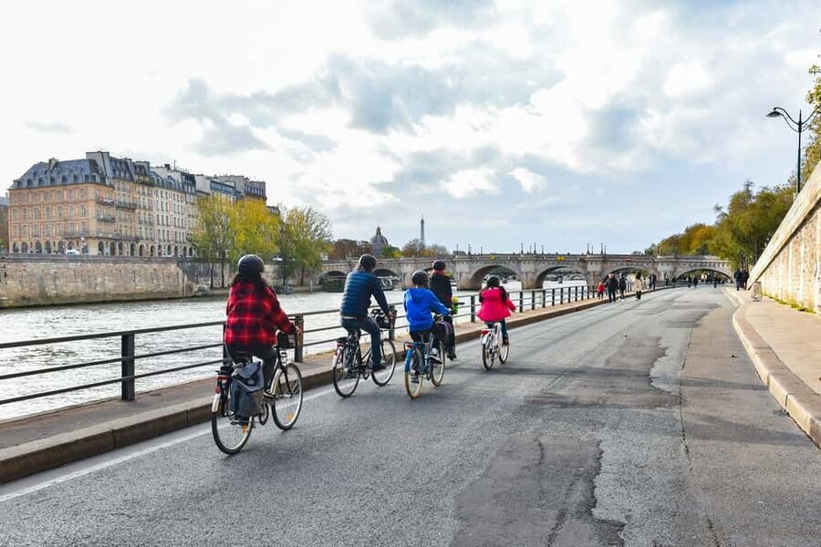 Paris: Guided Bike Tour of Must-See Sights - The guide factor: stories that turn monuments into context