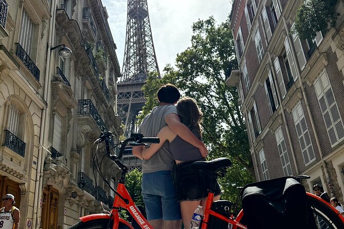 Paris Guided City Sightseeing Tour by Bike or E-Bike - Guides, pacing, and the bike-part you should not ignore