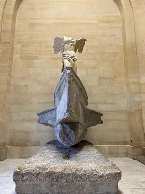 Paris: Guided tour in PORTUGUESE at the Louvre-semi-private - Key highlights at a glance