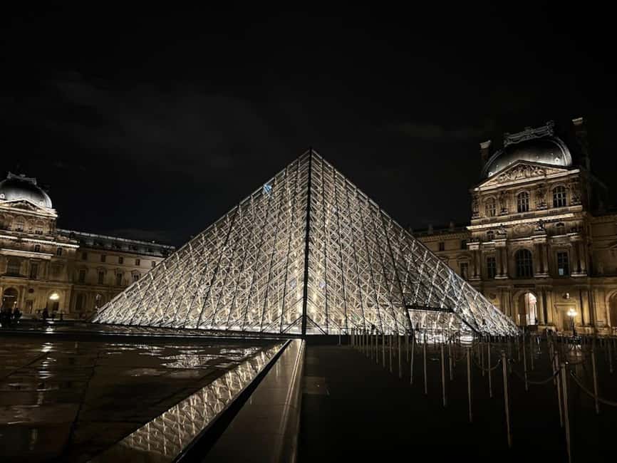Paris: Guided tour in PORTUGUESE at the Louvre-semi-private - Where You Meet Your Guide: Louvre Pyramid at Place du Carrousel