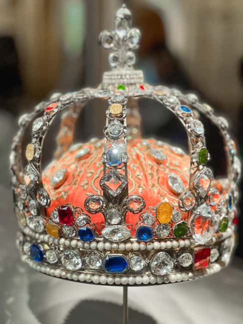 Paris: Guided tour in PORTUGUESE at the Louvre-semi-private - The Planned Route Begins: Louvre Pyramid to Your First Galleries