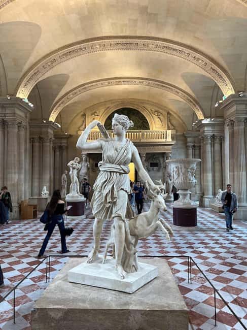 Paris: Guided tour in PORTUGUESE at the Louvre-semi-private - Photo Stops Inside the Louvre: Capturing the Moment Without Flash