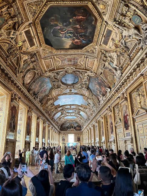 Paris: Guided tour in PORTUGUESE at the Louvre-semi-private - Wheelchair Access and Museum Borrowing: Making the Visit Work Smoothly