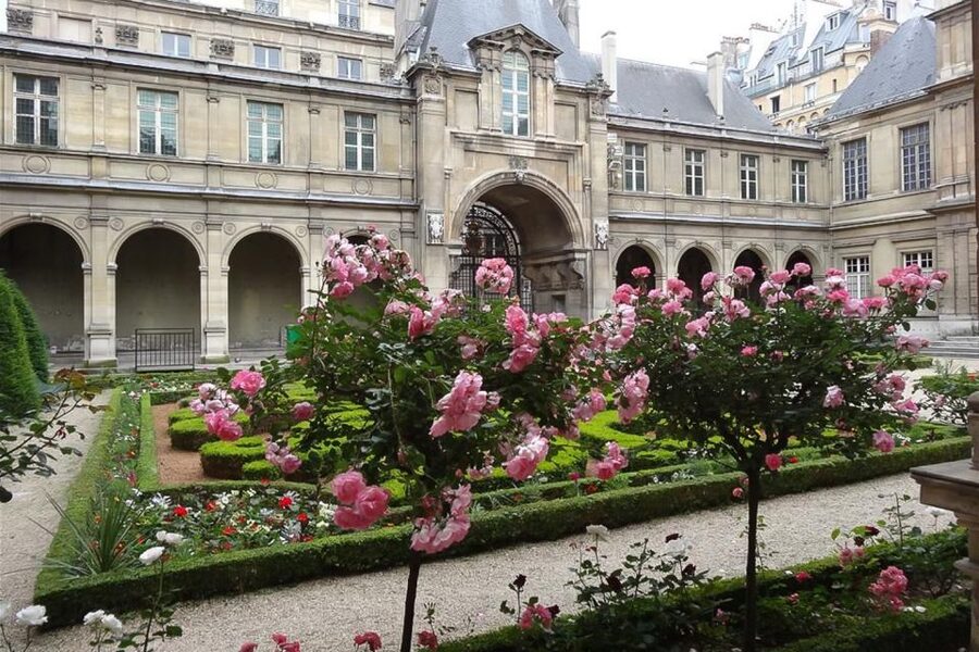 Paris: Guided tour of Marais in German - Price and value: what $94 per person really buys