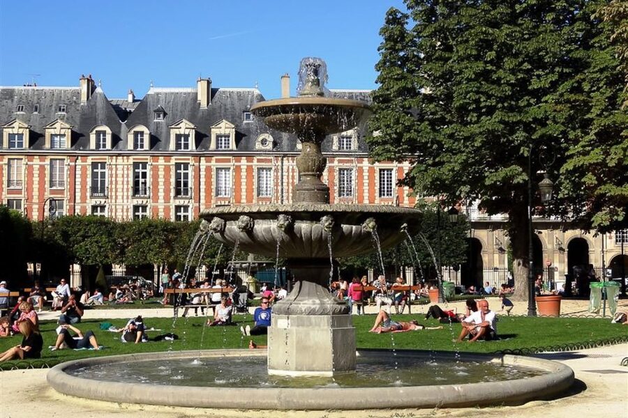 Paris: Guided tour of Marais in German - Place des Vosges: the oldest square feel, plus palace views