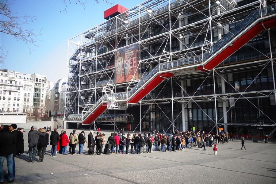 Paris: Guided tour of Marais in German - Musée Carnavalet: using a museum stop as a shortcut