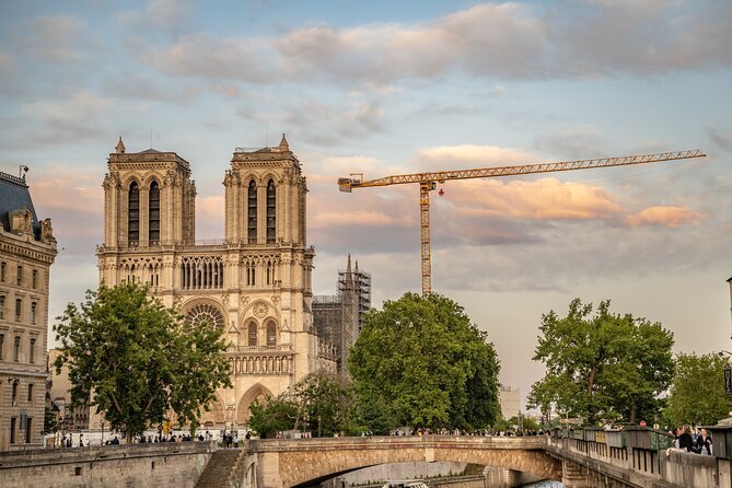 Paris Guided Tour with Notre Dame Cathedral or Ste Chapelle Entry - Key things that make this tour work