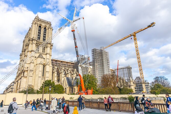 Paris Guided Tour with Notre Dame Cathedral or Ste Chapelle Entry - Pont Neuf to Île de la Cité: where the tour helps you get your bearings fast