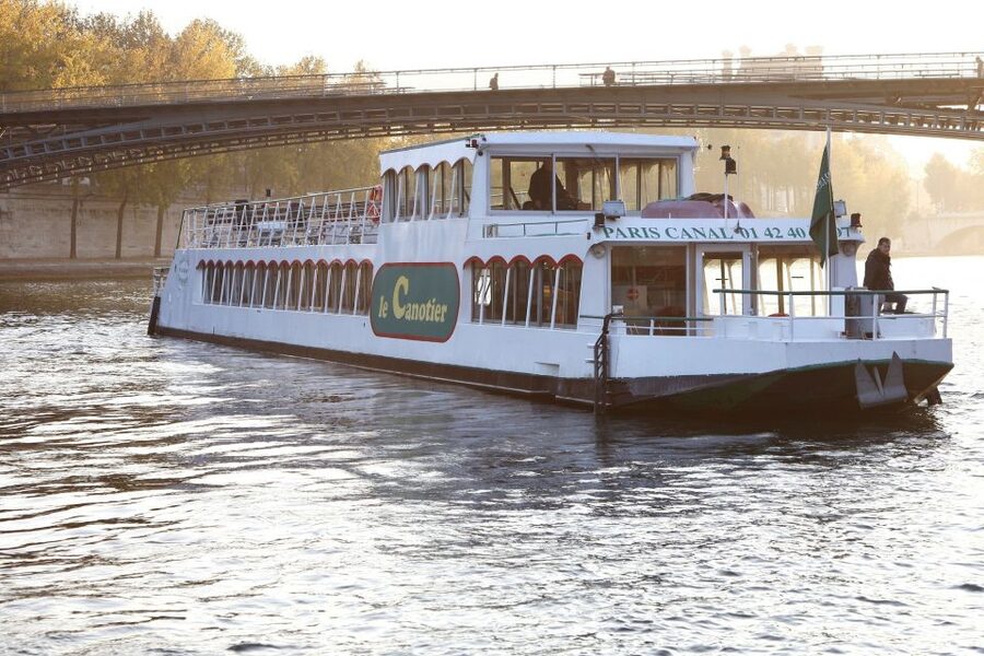 Paris: Happy Hour Evening Cruise on the Seine River - Boarding in central Paris: how to set yourself up for good views
