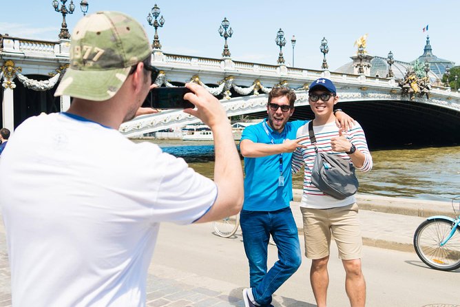 Paris Highlights Bike Tour: Eiffel Tower, Louvre and Notre-Dame - Bikes, helmets, pace, and comfort: who this tour is best for