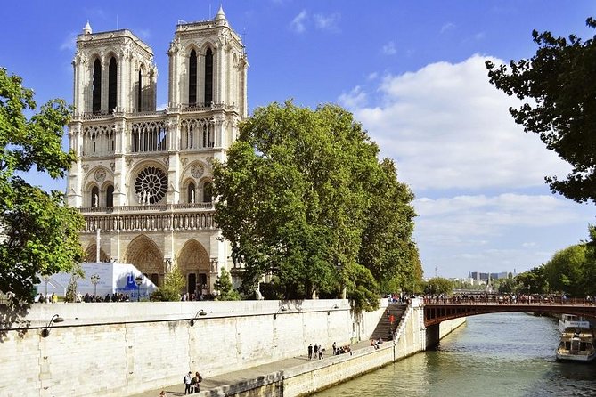 Paris Highlights Immersive Coach Tour - The Ride Experience: Air-Conditioned Comfort and Recorded Audio