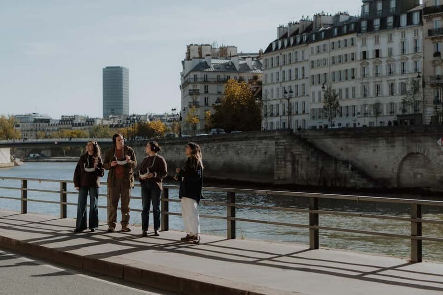 Paris: Historical Guided Tour of the Seine Riverbanks with Virtual Reality - Berges Rive Droite start point: where the story begins