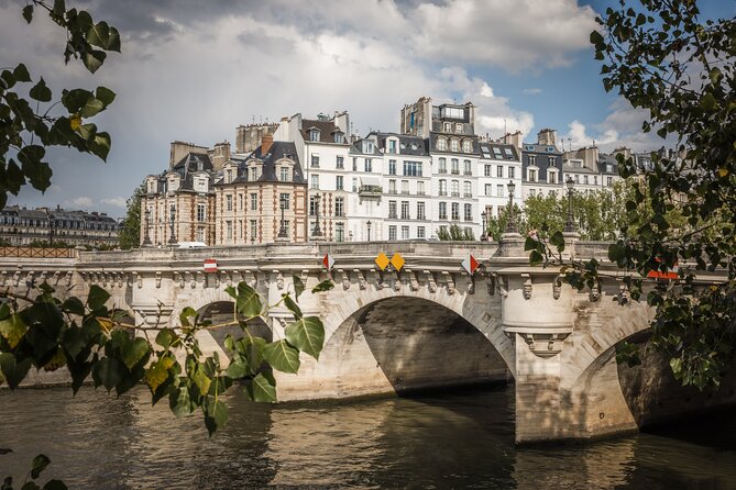 Paris History Walk: Medieval Marais, Notre Dame Islands & Stories - Île Saint-Louis: Quiet Quays, Photo-Friendly Streets, and a Sweet Optional Stop