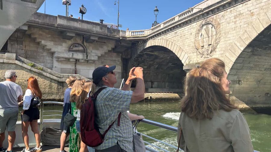 Paris: Hop-On Hop-Off Seine Cruise Pass with 9 Stops - Small practicalities that can make or break the day