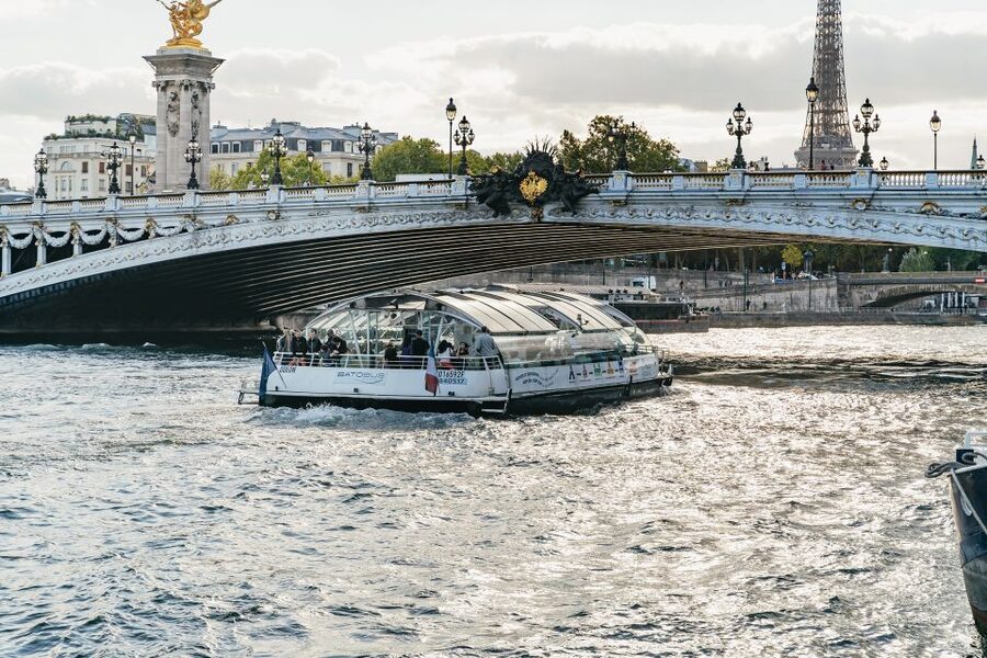 Paris: Hop-On Hop-Off Seine Cruise Pass with 9 Stops - Choose your side of the Seine: the direction tip that saves time
