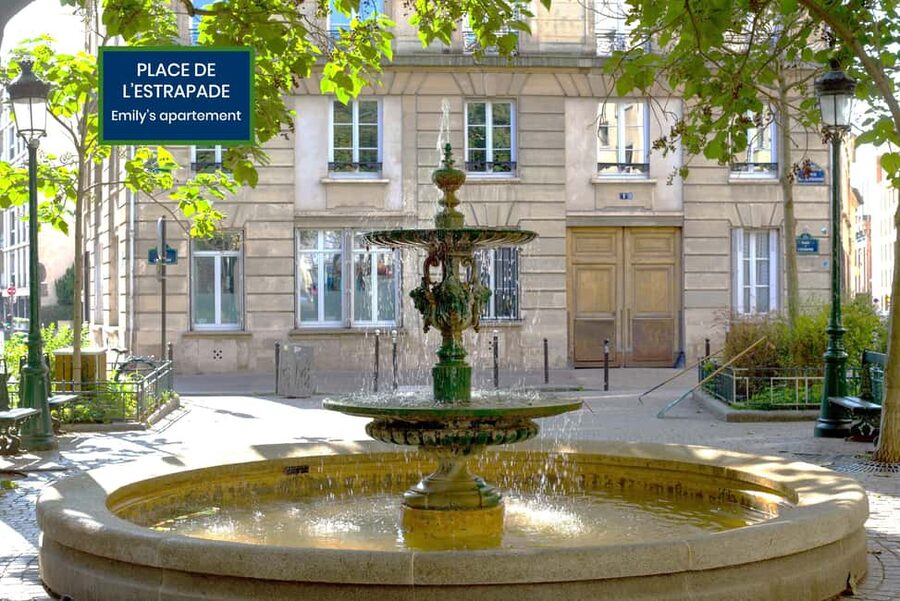 Paris: Hop-on with Emily walking tour and bus tour - Emily Tootwalk + Tootbus Blue Line: a smart way to do Paris in 2–3 days