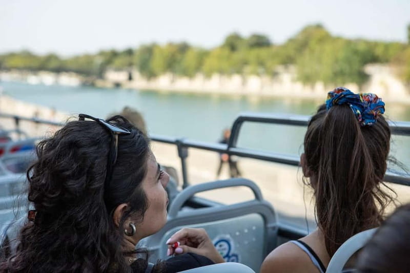 Paris: Hop-on with Emily walking tour and bus tour - 10-language audio and the app: how to avoid common tech trouble