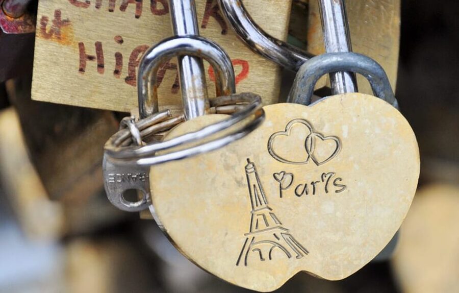 Paris Icons Express Tour - Notre-Dame to Louvre. Small group - What you’ll get for your $21: value without the overload