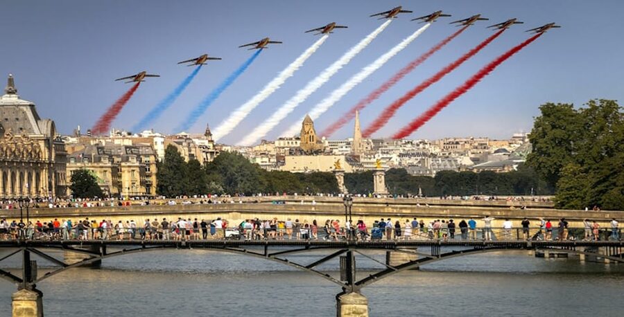 Paris Icons Express Tour - Notre-Dame to Louvre. Small group - Louvre Pyramid and a quick museum intro that sets context