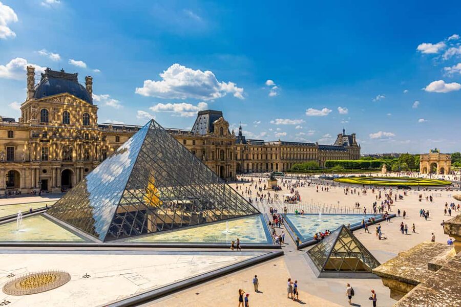 Paris Icons Express Tour - Notre-Dame to Louvre. Small group - Meeting your guide (and why the pink vest matters)