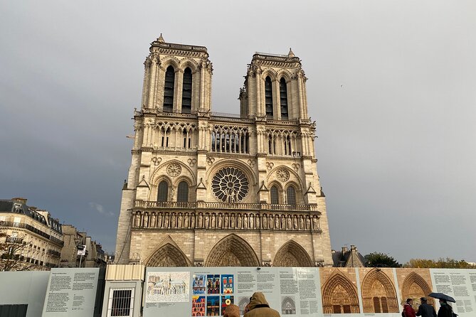 Paris Île de la Cité and Notre-Dame Walking Tour With Crypt - Getting Your Bearings on Île de la Cité from Pont Neuf