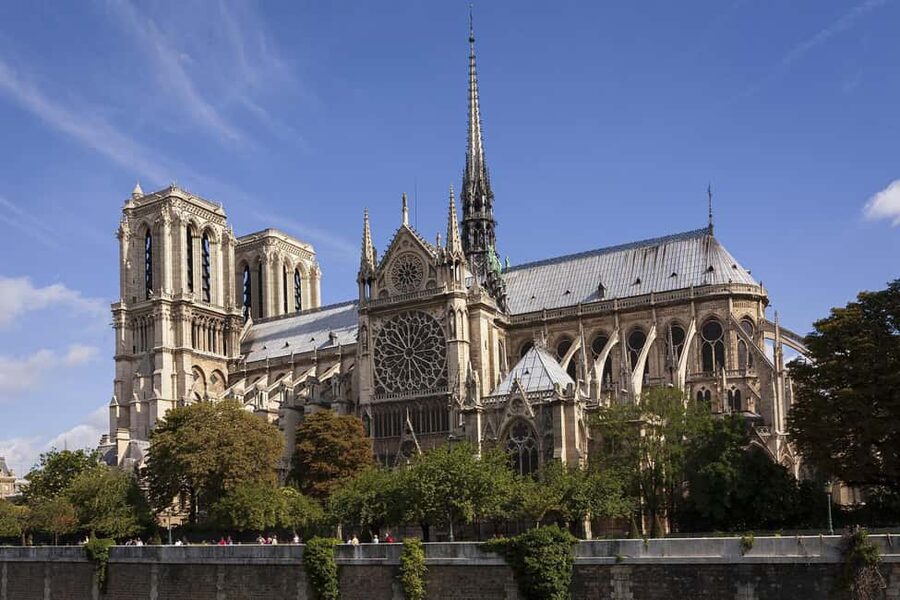 Paris: Île de la Cité Sunset Tour - Place Dauphine: the calm triangle behind the postcard streets
