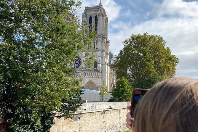 Paris Ile-de-la-Cité Walking Tour: Max 6 People Group or Private - Île Saint-Louis: photo-friendly calm and Seine-side beauty