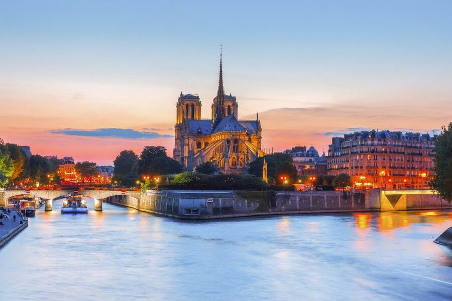 Paris: Illuminations River Cruise with Audio Commentary - Audio guide and smartphone app: how to use it without missing the scenery