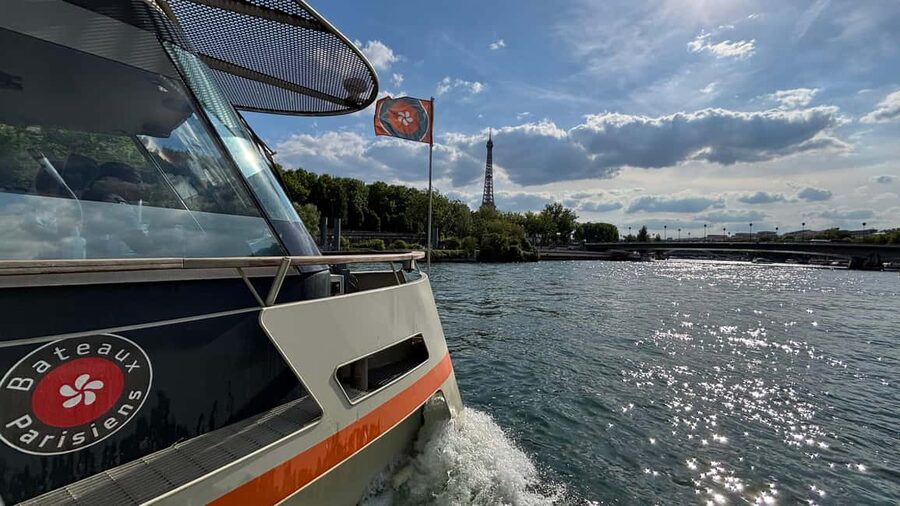 Paris: Illuminations River Cruise with Audio Commentary - Picking the right time slot: sunset glow vs late-night lights