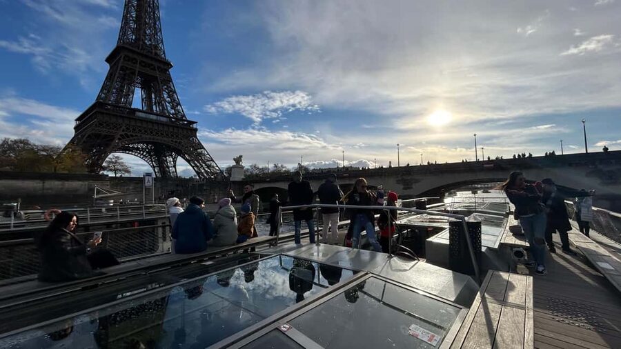 Paris: Illuminations River Cruise with Audio Commentary - Practical tips that make the ride better