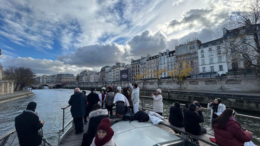 Paris: Illuminations River Cruise with Audio Commentary - How the 1-hour Seine cruise is planned for views (not museum stamina)