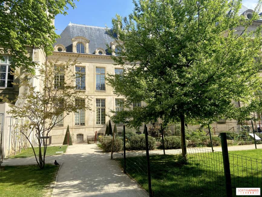 Paris: Jewish Marais District Walking Tour - Le Marais streets: synagogues, kosher shops, and daily-life clues