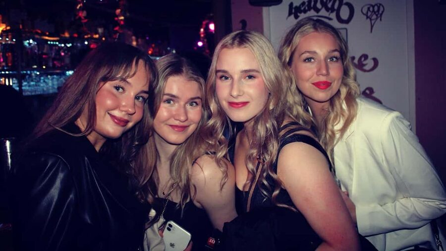 Paris: Latin Quarter Guided Pub Crawl to Bars and Clubs - The nightclub finish with VIP entry: skipping the line is time math