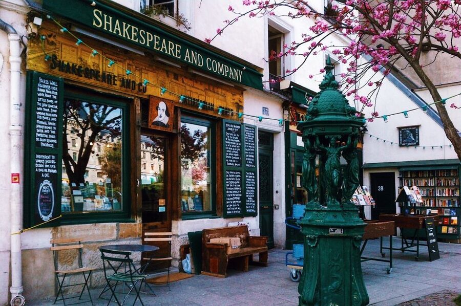 PARIS: Latin Quarter Guided Walking Tour - 12 guests 2,5h - Île de la Cité and Notre-Dame area: setting the medieval stage