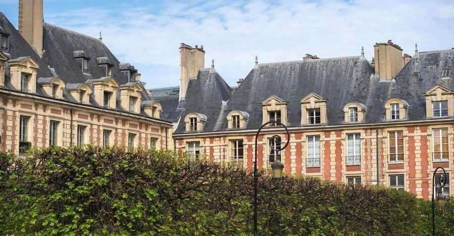 Paris: Le Marais Highlights Guided Small Group Walking Tour - Starting at Place des Vosges: The calm way to enter the Marais