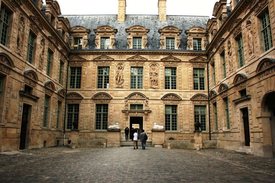 Paris: Le Marais Highlights Guided Small Group Walking Tour - Private mansions and royal stories: Hôtel de Tournelles and beyond