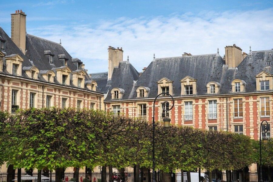 Paris: Le Marais Highlights Guided Small Group Walking Tour - Rue des Rosiers: Shopping time in the Jewish quarter