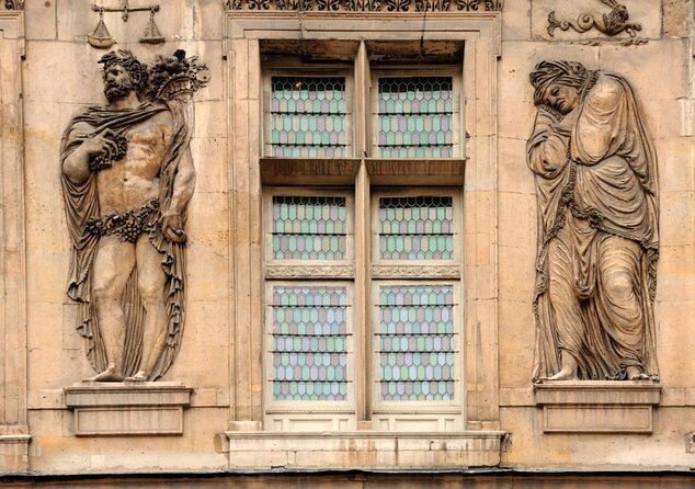Paris Le Marais Historical Walking Tour with Wine and Cheese Tasting - Le Marais at 4:30 pm: the timing is the secret