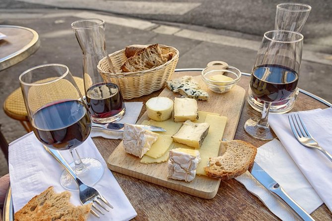 Paris Le Marais Historical Walking Tour with Wine and Cheese Tasting - Small group logistics: meeting point and a smooth walk