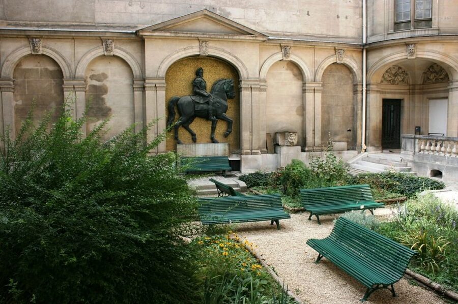 Paris: Le Marais Walking Tour - Stravinsky Fountain and Centre Pompidou: color, contradiction, and meaning
