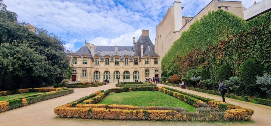 Paris Le Marais Walking Tour: Small Group Experience - Picasso Museum Paris quick stop: a photo moment with local context