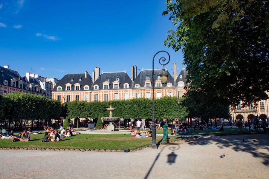 Paris Le Marais Walking Tour: Small Group Experience - Meeting points: Temple or Hôtel de Sens (and why you should care)