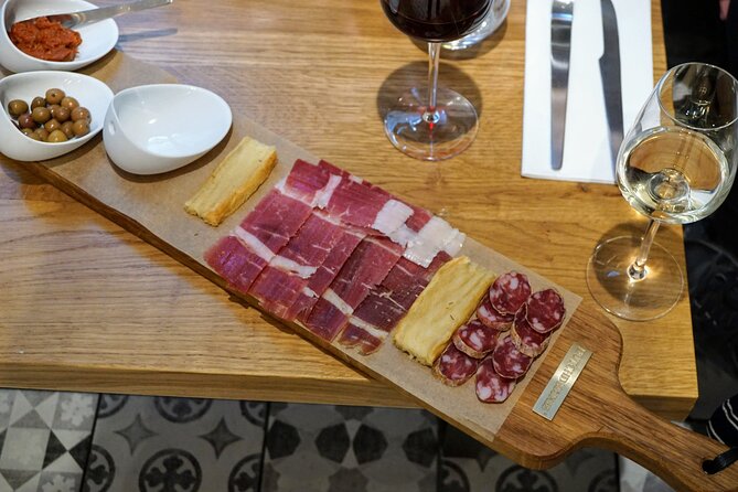 Paris: Left Bank Food & Wine Tour with Latin Quarter Market - Panthéon streetside history, then Arenes de Lutece: the wine pairing finale