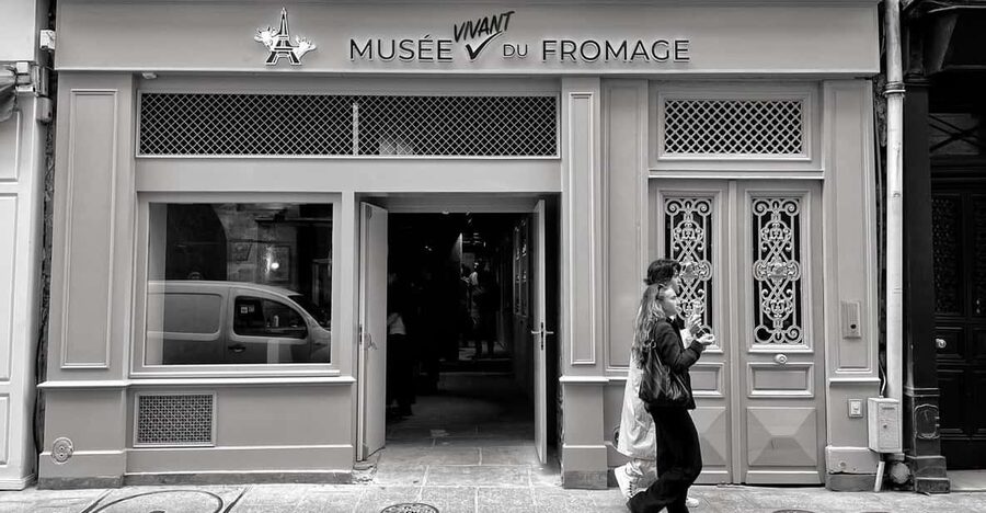Paris: Living Cheese Museum Guided Tour with Cheese Tasting - Inside the Musée Vivant du Fromage on Île Saint-Louis
